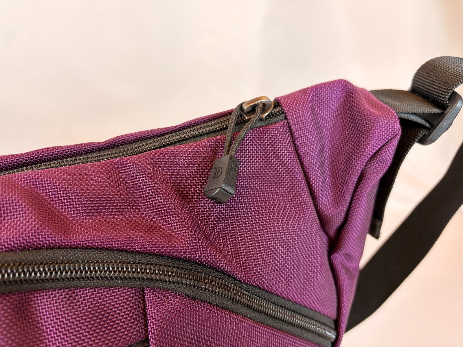 Tom Bihn Parental Unit Aubergine/Wasabi Messenger Bag EXCELLENT CONDITION