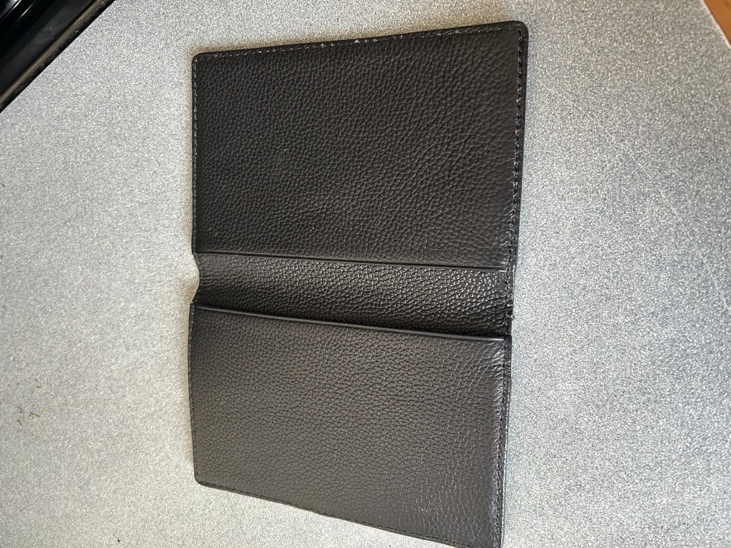 FAB JUICY COUTURE BLK LEATHER GOLD CROWN CRYSTAL BIFOLD 5.5X 4 PASSPORT HOLDER