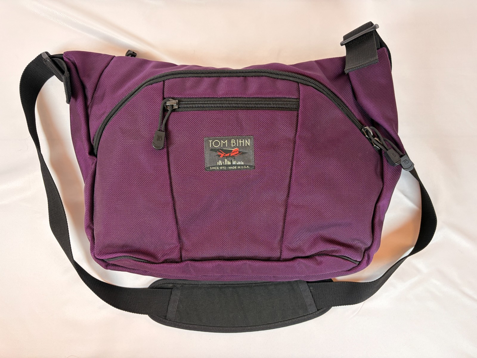 Tom Bihn Parental Unit Aubergine/Wasabi Messenger Bag EXCELLENT CONDITION