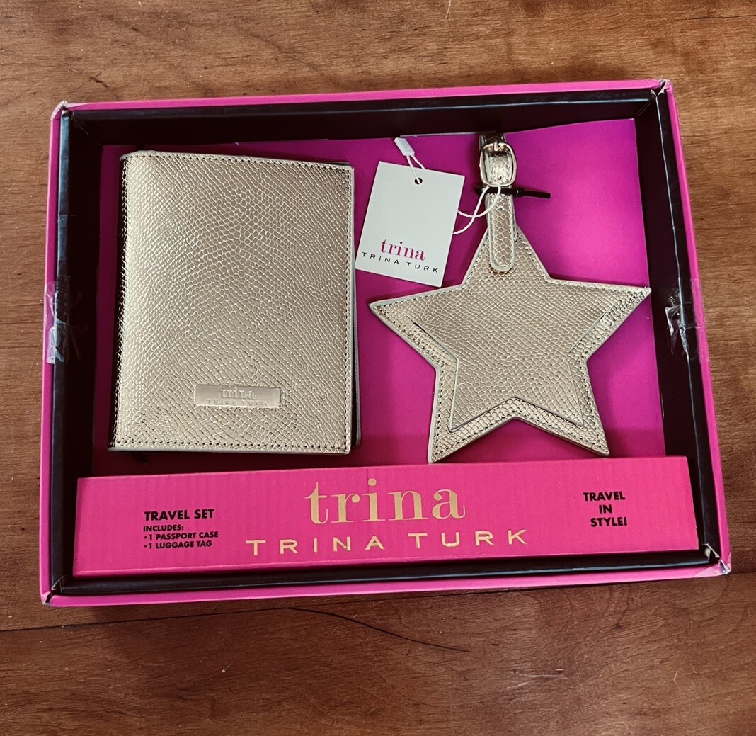 New 2pc TRINA TURK Travel Set – Passport Case + Luggage Tag – Gold Star – Boxed